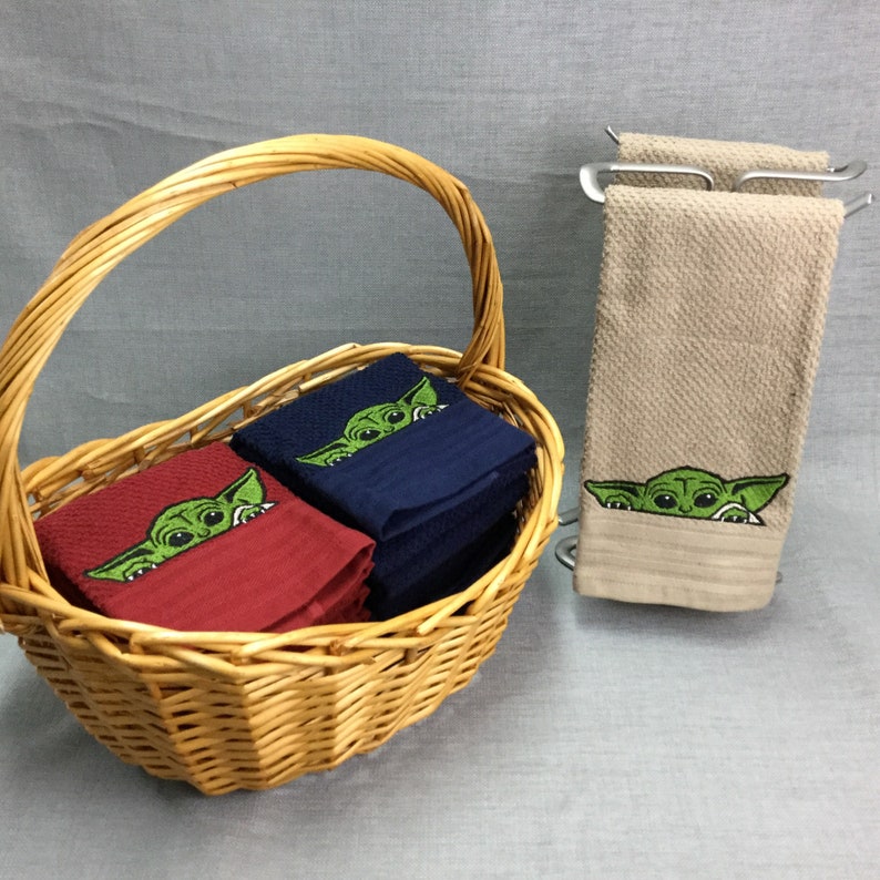 Bordado de Baby Yoda sobre una toalla de cocina de color liso imagen 3