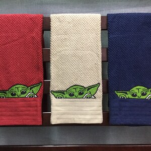 Bordado de Baby Yoda sobre una toalla de cocina de color liso imagen 4