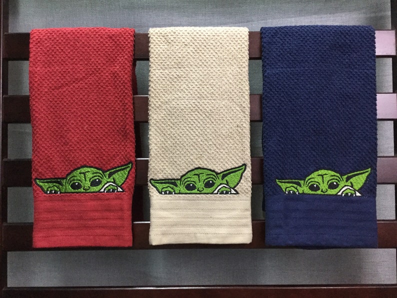 Bordado de Baby Yoda sobre una toalla de cocina de color liso imagen 4