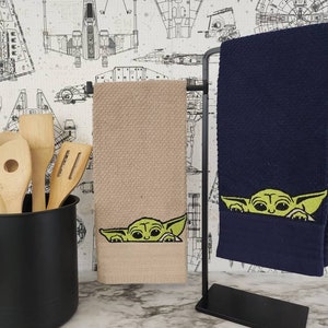 Bordado de Baby Yoda sobre una toalla de cocina de color liso imagen 2