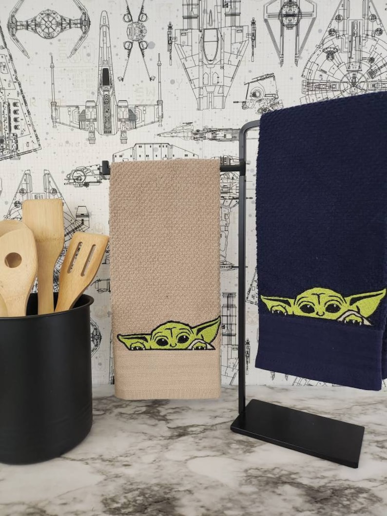 Bordado de Baby Yoda sobre una toalla de cocina de color liso imagen 2
