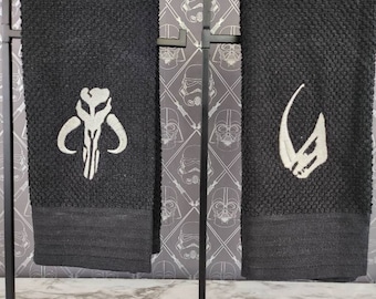 Set mit mandalorianischen Symbolen auf 2 schwarzen Küchenhandtüchern