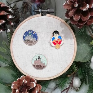 Magnetic needle holder / needle minder