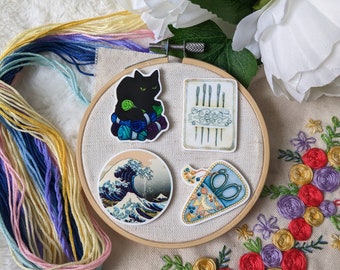 Porte aiguille aimanté / needle minder "Porte aiguille", "Ciseaux bleus", "Chat et pelotes" ou "Vague"