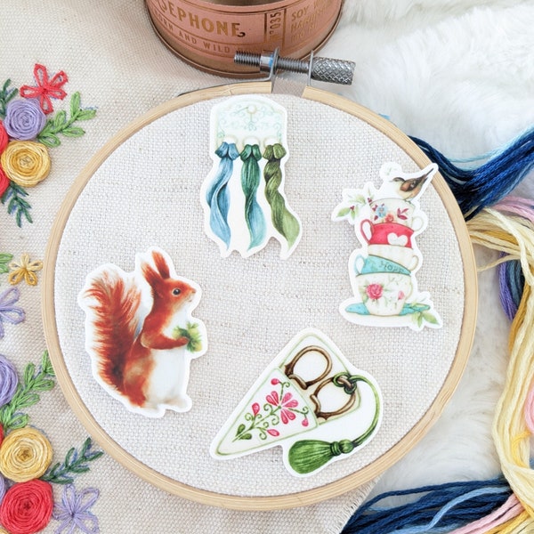 Porte aiguille aimanté / needle minder "Ecureuil", "Ciseaux de brodeuse", "Fils à broder" ou "Bird and tea party"