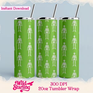Könnte beinhalten: Drei grüne 590 ml Becher-Wraps mit einem weißen Skelettmuster. Jeder Becher hat einen silbernen Deckel und einen silbernen Strohhalm. Die Worte "Instant Download" stehen oben links. Die Worte "Wild Starling" stehen unten links.