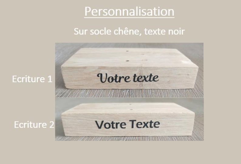 May include: Two examples of text engraving on a wooden base. The first example shows the text "Votre texte" in a cursive font. The second example shows the text "Votre Texte" in a more blocky font.