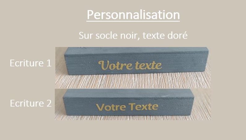 May include: Two close-up images of a dark gray rectangular block with a gold inscription. The top image shows the text "Votre texte" in a cursive font. The bottom image shows the text "Votre Texte" in a block font.