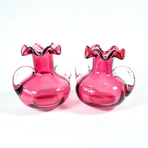 Par de mini jarrones de cristal color arándano, con borde ondulado y doble asa, estilo victoriano rosa.