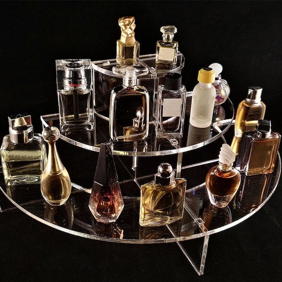 Expositor de media luna de plexiglás para miniaturas de perfumes