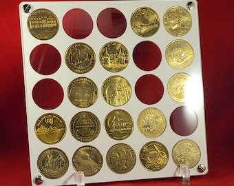 Biały stojak z pleksi na medale z Monnaie de Paris