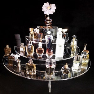 Espositore in plexiglass a mezzaluna per miniature di profumi