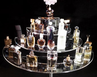 Expositor de plexiglás en forma de media luna para miniaturas de perfume.