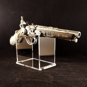 Plexiglass display for handguns