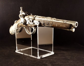 Plexiglass display for handguns