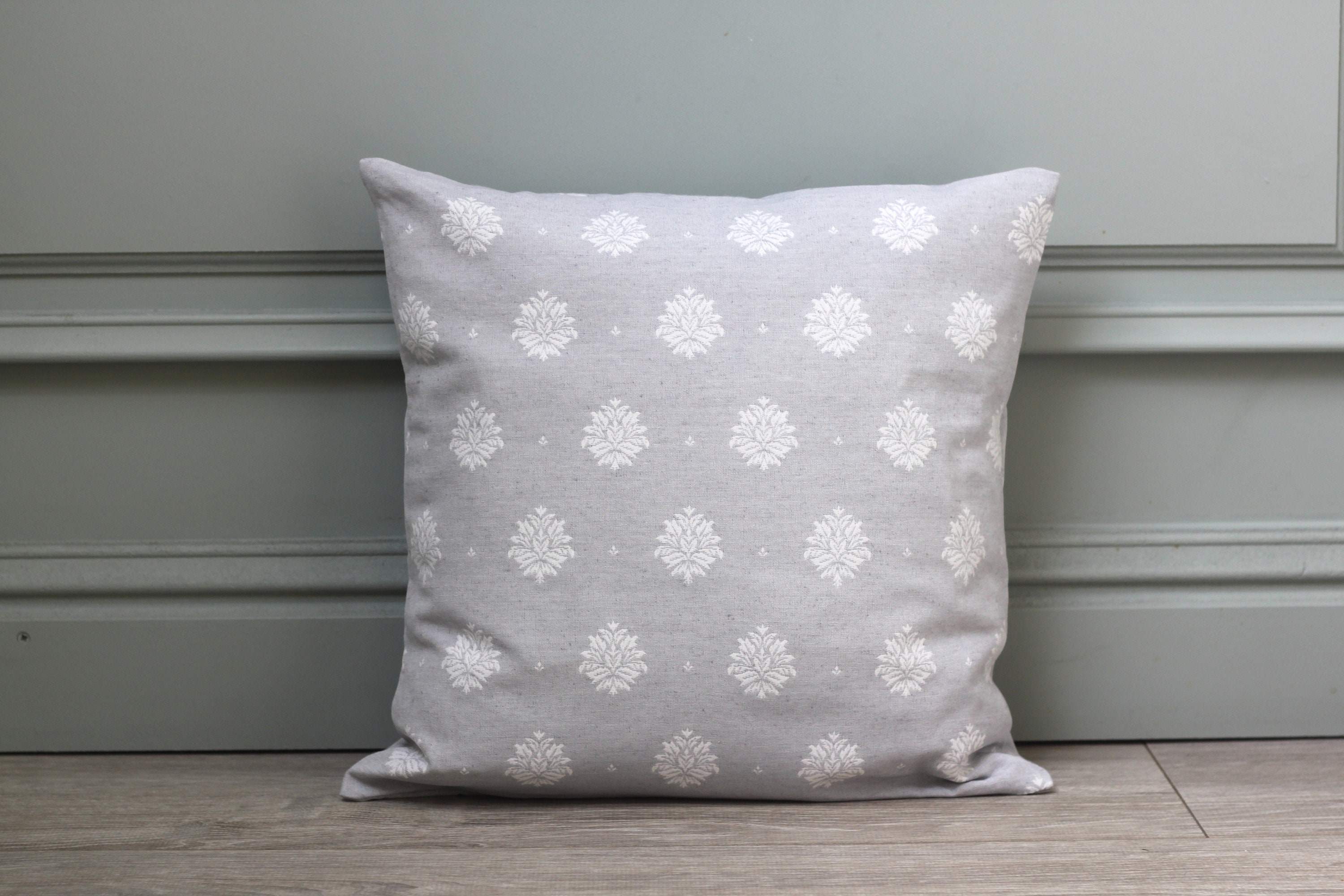 Housse de Coussin 40x40 cm Gris Perle Motif Fleur Aragon