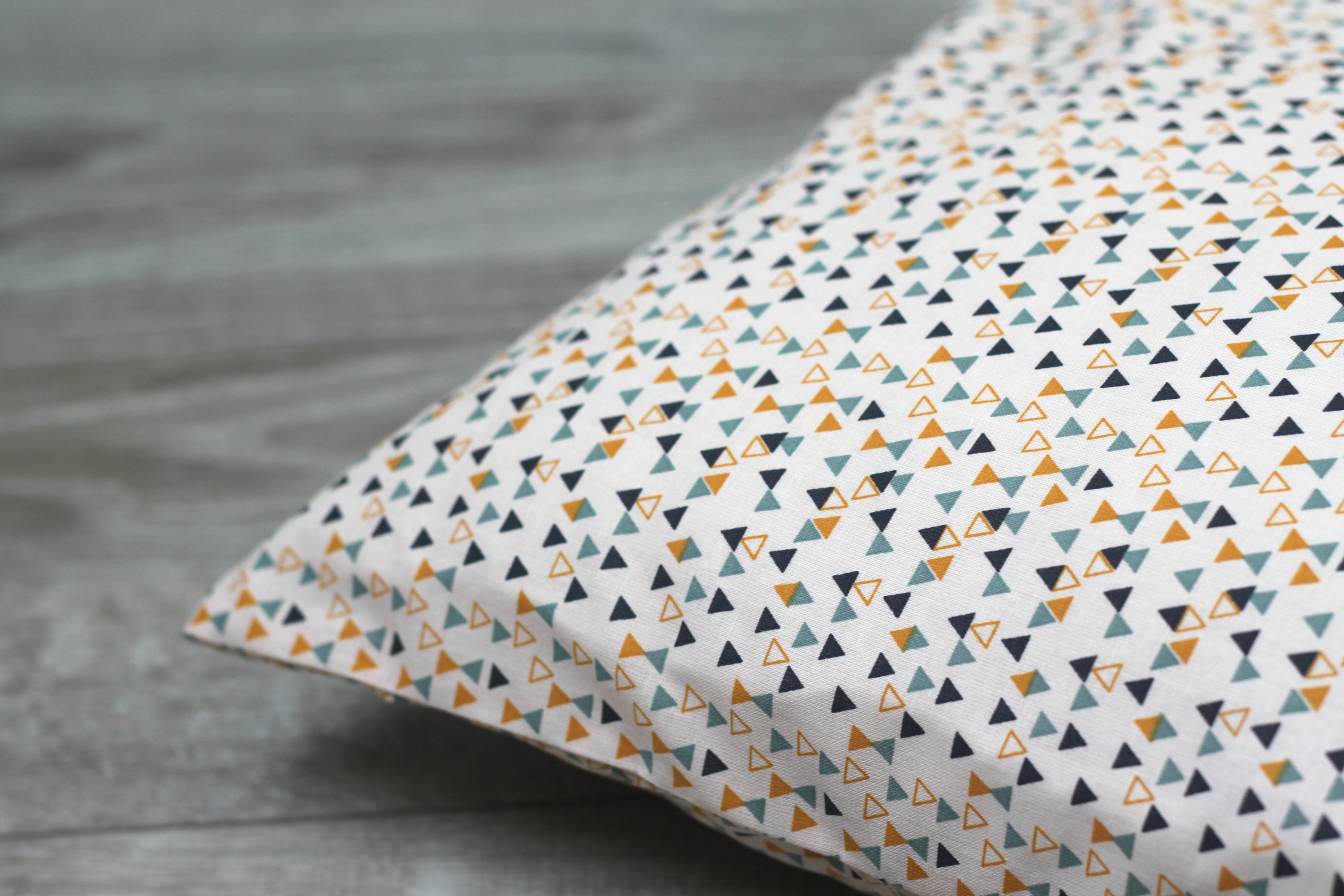 Housse de Coussin 40 X cm Fermeture Portefeuille Écru avec Petits Triangle Marine, Vert et Jaune