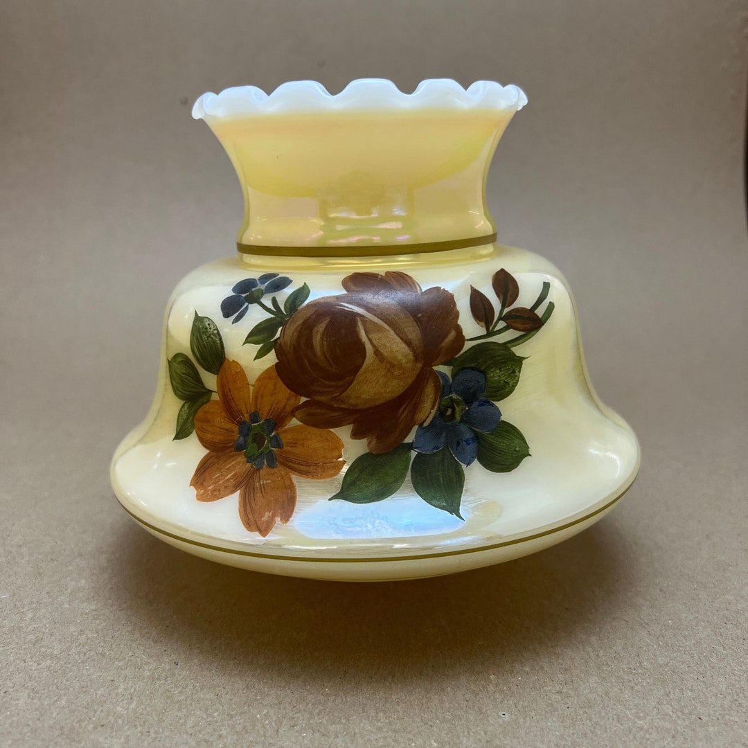 ビンテージランプ　ミルクガラス　ホブネイル　ゴールド　花柄 ビンテージランプ ミルクガラス ホブネイル ゴールド 花柄 手描きの