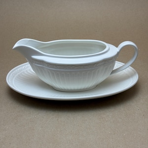 Mikasa Italian Countryside Gravy Boat with Underplate: White Stoneware