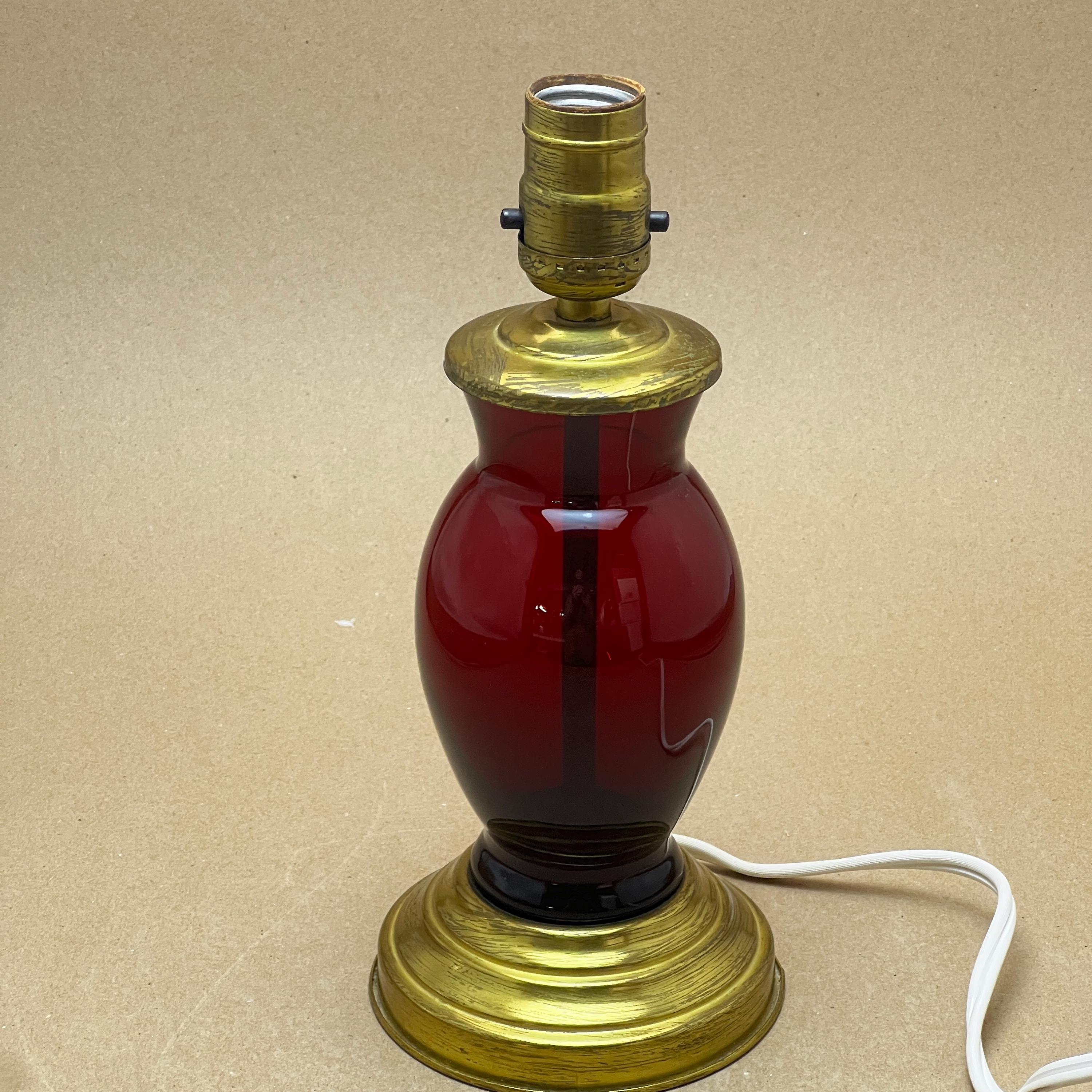 Lampe Vintage Années 50 En Verre Rubis Taillé Bohème - Abat-jour Champignon, 3 Bras, France - Occasion En Bel état