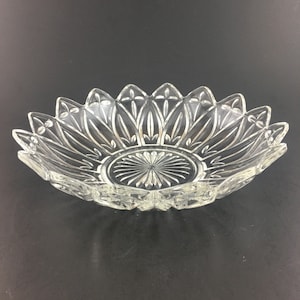 Federal Glass Clear Glass Flower Petal Bowl/ Flower Petal Pattern 2829 Federal Glass Company / Vintage Flower Shaped Glass Bowl
