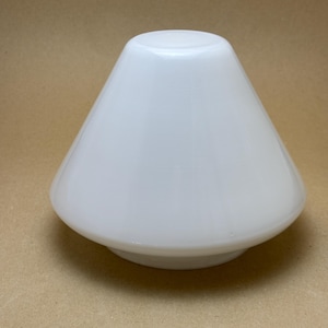 Pantalla de vidrio blanco para lámpara de escuela, estilo futurista, de mediados de siglo, vintage, de los años 60. Pantalla de vidrio blanco para lámpara de escuela, estilo retro, de mediados de siglo.