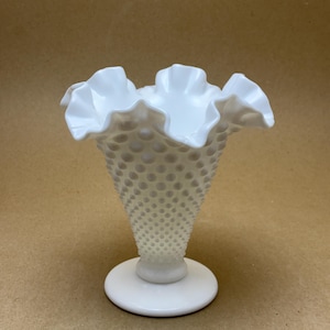 Fenton Hobnail Milchglasvase: Gekräuselter, gekräuselter Rand, 20 cm