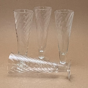 Set van 4 handgeblazen optiek pils met pils op voet en gecanneleerde glazen vaas bruiloft elegant bierglas, optiek wervelend bargerei