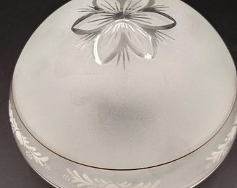 Pantalla de lámpara vintage de vidrio soplado grabado con esmerilado ácido y bandas doradas.