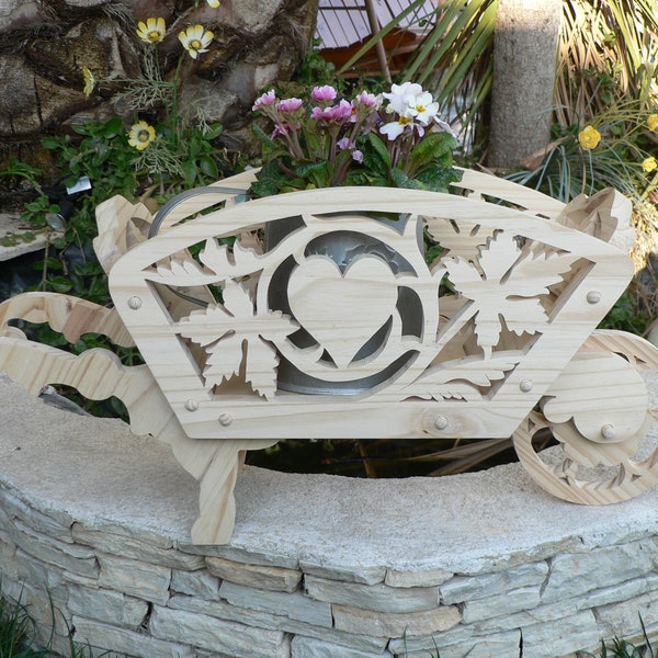 Small hand-cut wooden wheelbarrow, ideal as a Mother's Day gift, or as a support for favors for baptisms or weddings.
