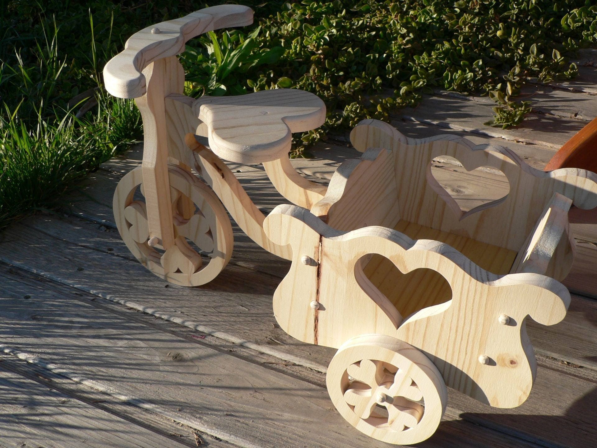 Petit Tricycle en Bois Découpé Pour Décoration Jardin Porte Fleur