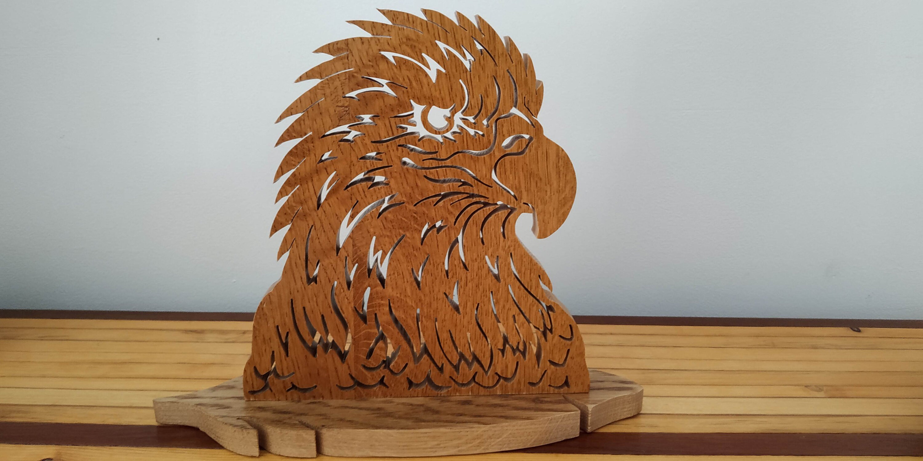 Tête d'aigle ou de Pygargue sur Son Socle en Forme Plume Bois Découpé Chantourné Chène Massif.