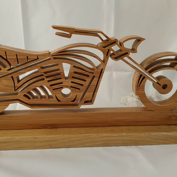 Moto Chopper Harley en bois découpé chantourné en bambou sur socle .Idéal comme cadeau de noël