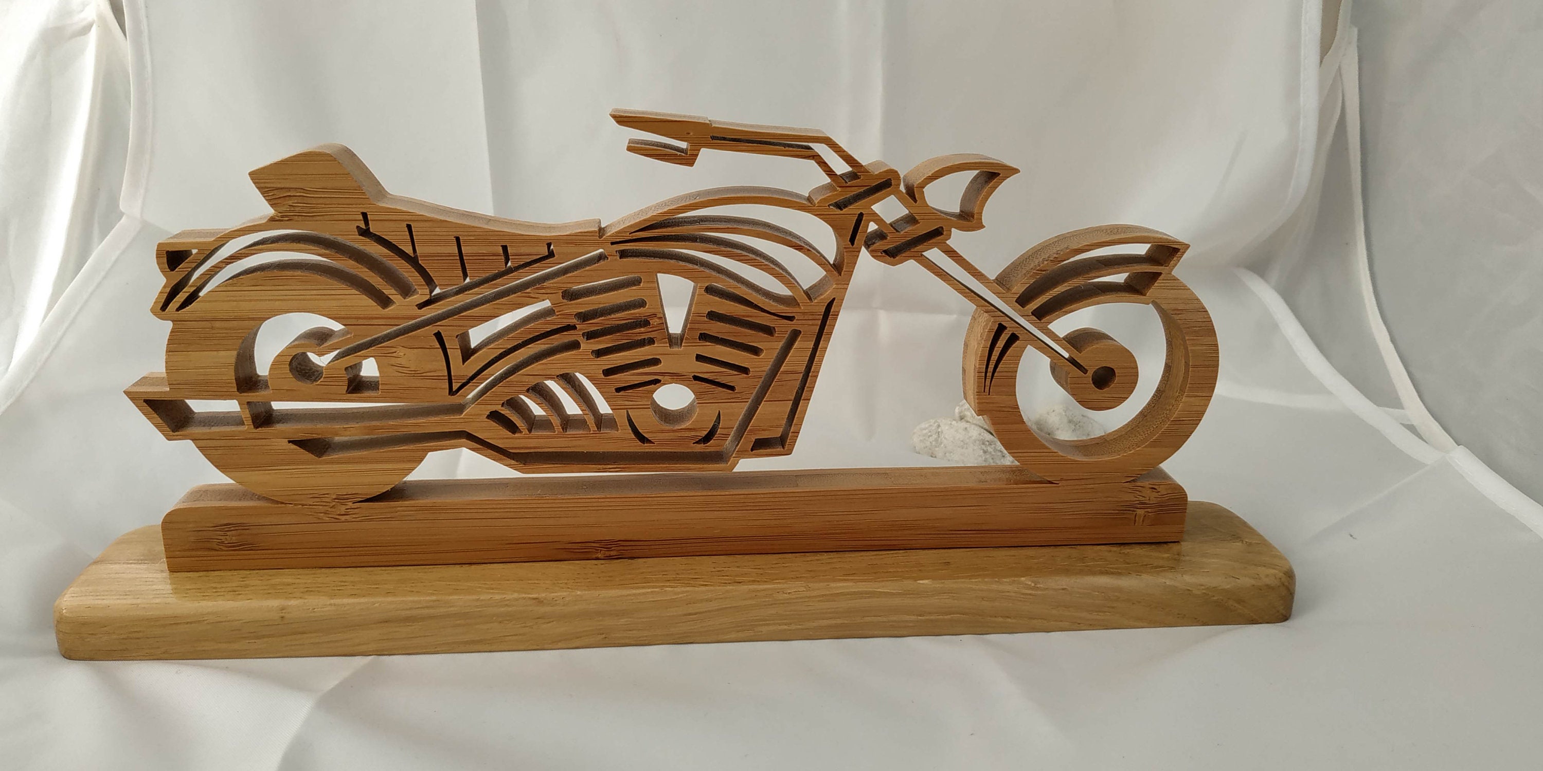 Moto Chopper en Bois Découpé sur Socle