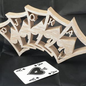 Quinte flush royale en bois de chêne découpé