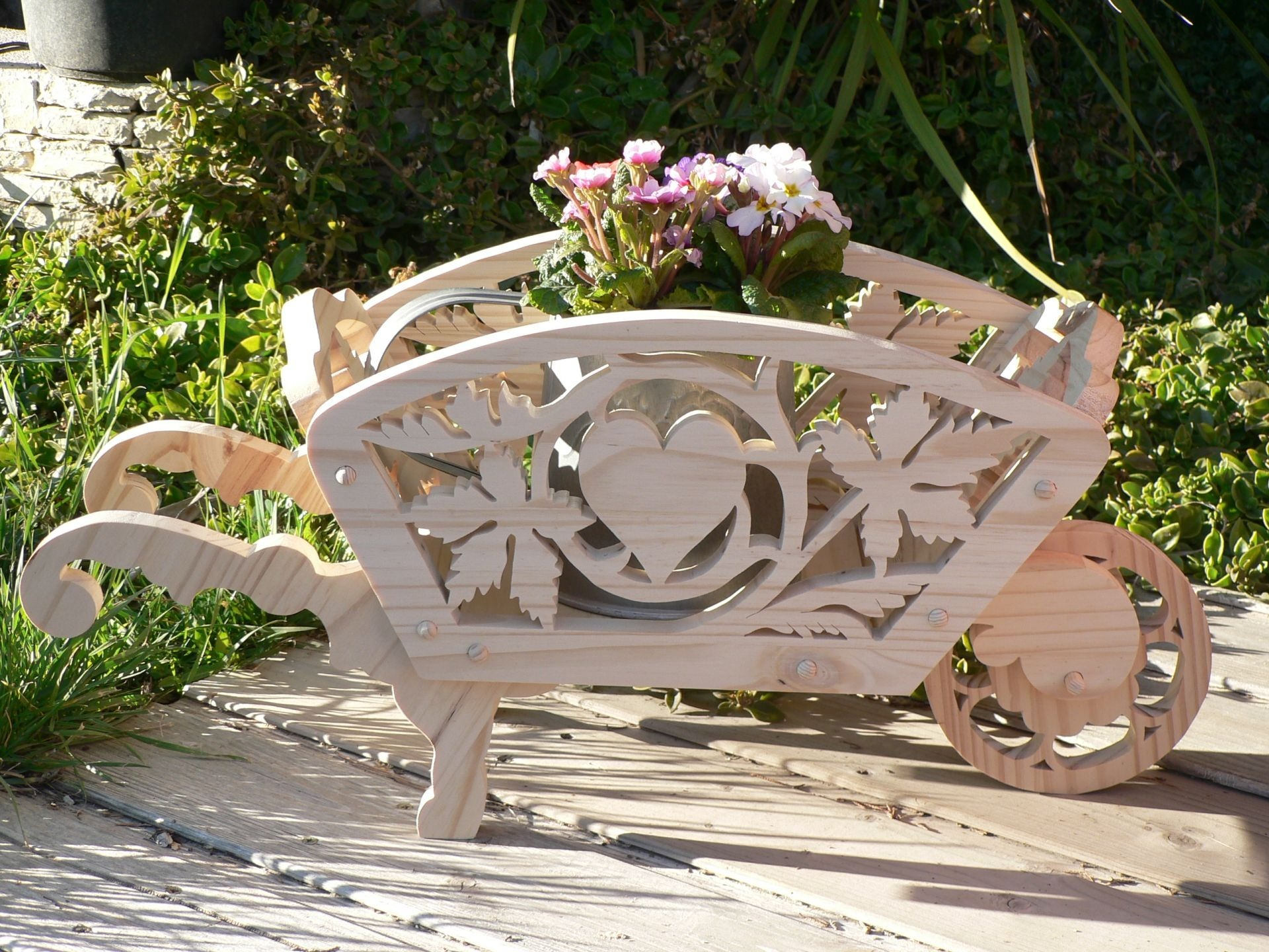 Petite Brouette en Bois Découpé Pour Decoration Idéal Comme Cadeau de Fête Des Mères