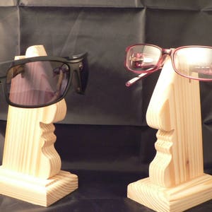 LE NEZ support de lunettes en bois découpé image 1