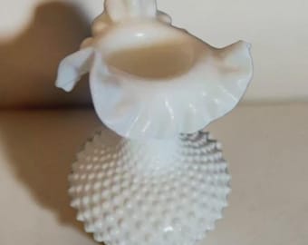 Jarrón decorativo Fenton de vidrio opalino blanco con diseño de puntos en relieve y borde ondulado brillante.