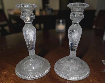 Candelabros de vidrio prensado transparente con diseño grabado (par) para velas cónicas o de mesa.