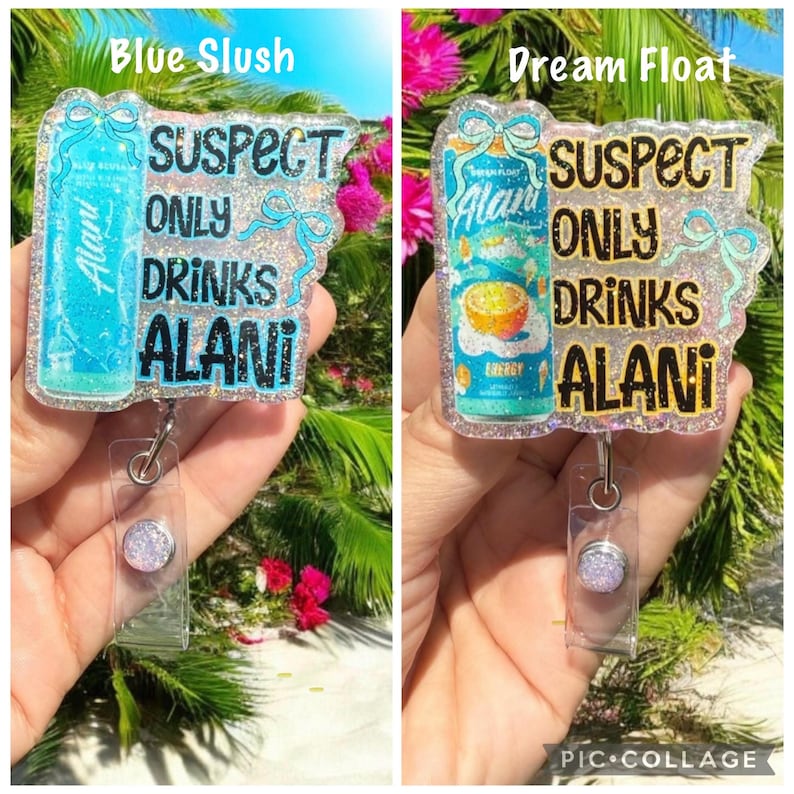 Pu&ograve; includere: Due porta badge con dettagli glitterati. Uno dice "Blue Slush" e presenta un design di bevanda blu con il testo "SUSPECT ONLY DRINKS ALANI". L'altro dice "Dream Float" e presenta un design di bevanda arancione con lo stesso testo.