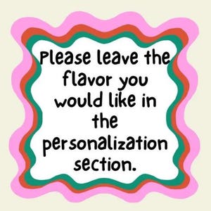 Pu&ograve; includere: Un quadrato bianco con il testo "Please leave the flavor you would like in the personalization section." Il testo nero &egrave; circondato da un bordo ondulato rosa, rosso, verde e arancione.
