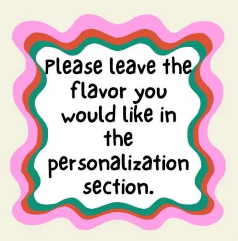 Pu&ograve; includere: Un quadrato bianco con il testo "Please leave the flavor you would like in the personalization section." Il testo nero &egrave; circondato da un bordo ondulato rosa, rosso, verde e arancione.