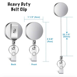 Pu&ograve; includere: Un set di tre clip da cintura argentate per impieghi gravosi. Le clip hanno un design rotondo con un cordino retrattile. La parte anteriore della clip ha un diametro di 4 cm e il cordino si estende per 65 cm. Il testo "Heavy Duty Belt Clip" &egrave; in alto.