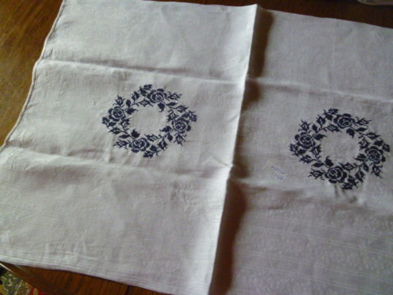 Table runner/ceiling, made of old linen, embroidered image 2