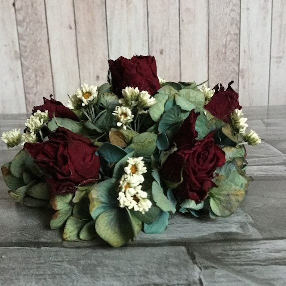 Gesteck aus Hortensien und Rosen