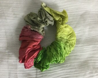 Scrunchie aus handcolorierter Crash Seide in grün, rot, gelb und grau