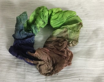 Scrunchie aus handcolorierter Crash Seide in grün, blau und braun