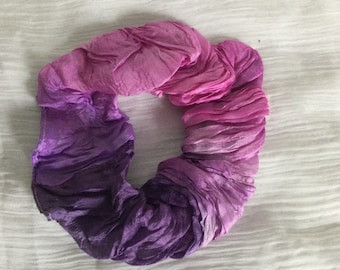 Scrunchie aus handcolorierter Crash Seide in Violettönen