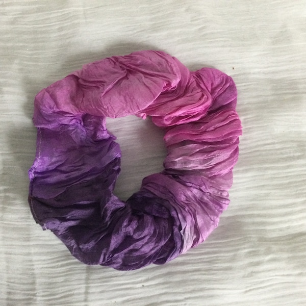 Scrunchie aus handcolorierter Crash Seide in Violettönen
