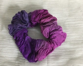 Scrunchie aus handcolorierter Crash Seide in Violettönen